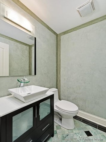 1126 Lill Ave, Chicago IL 60614-2018 exterior