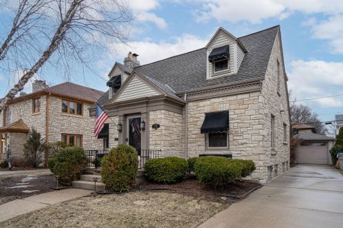 2762 70th St, Milwaukee, WI 53210-1221