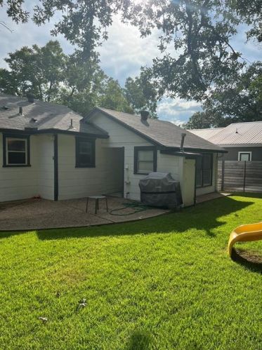 2404 7th St, Austin TX  78702-3902 exterior