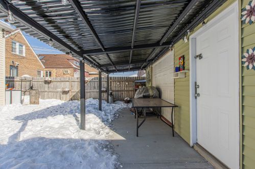 6343 Tripp Ave, Chicago IL 60646-4524 exterior