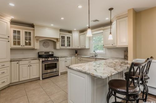 1007 Kahle St, Bohemia, NY 11716-2103