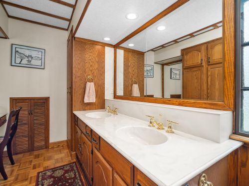 313 Cleveland Ave, Manitowoc WI 54220-2920 exterior