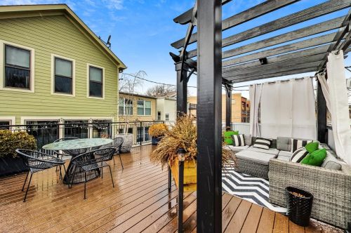 3831 Ravenswood Ave, Chicago IL 60613-2419 exterior