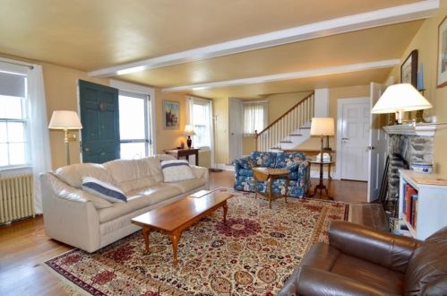 9 Blackwell Pl, Middletown RI  02840-1407 exterior