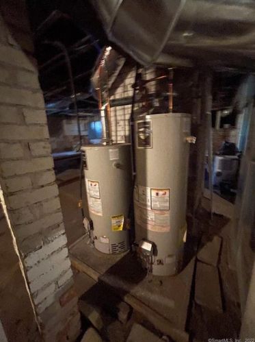 89 Old Broadway, North Haven CT 06473-1606 exterior