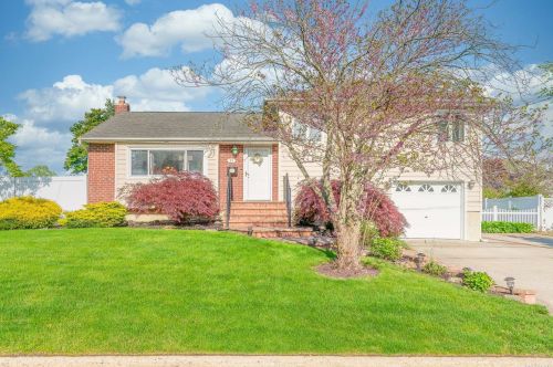 83 Emerson Ave, Babylon, NY 11703-4801