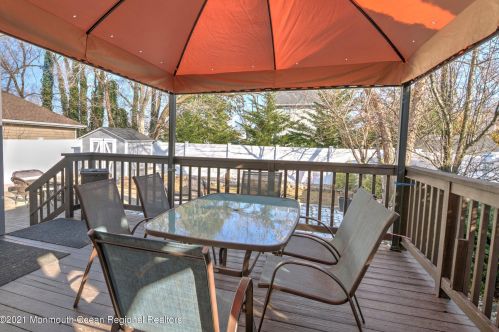 25 Fulton St, East Freehold NJ 07728-1811 exterior