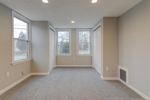 302 Woodbridge St, Manchester CT 06042-2372 exterior