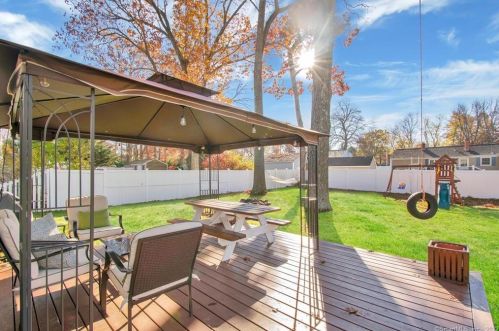 38 Dl Rd, Enfield CT 06082-5139 exterior