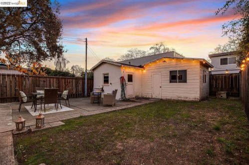 2736 Wallace St, Berkeley CA 94702-2232 exterior