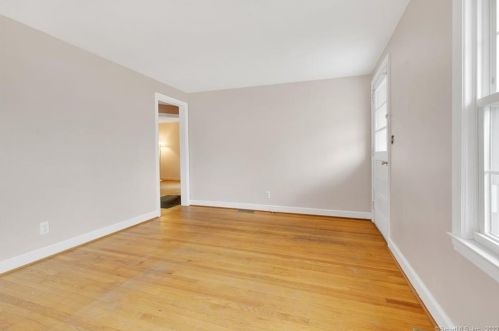 27 Essex St, Manchester CT 06040-4003 exterior