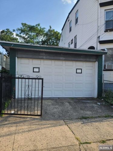 620 Madison Ave, Paterson NJ 07524-2729 exterior