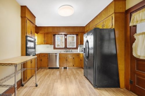 54 Main St, Clinton NJ 08809-1250 exterior