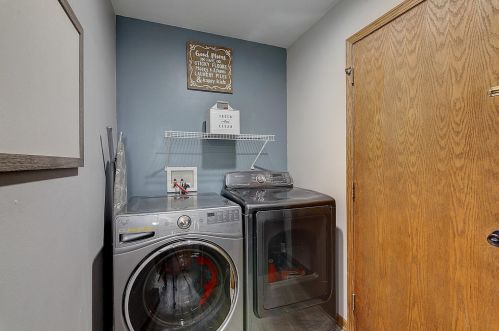 1109 Crestview Dr, Watertown WI 53094-6084 exterior