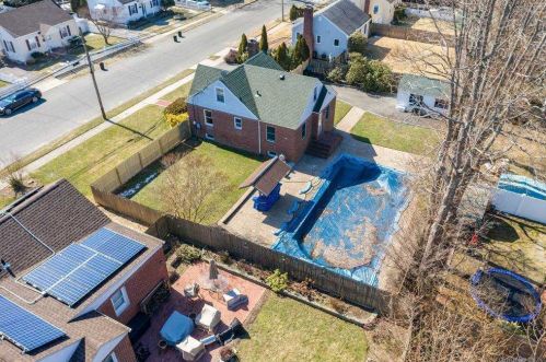 31 Leyden St, Huntington Station NY 11746-1825 exterior