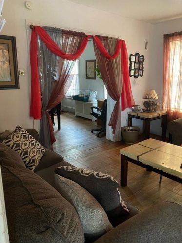 77 Vandewater St, Providence, RI 02908-1624