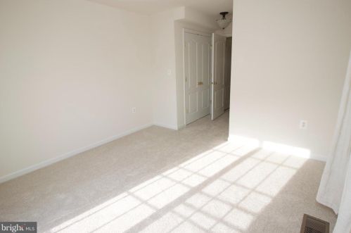 5082 Donovan Dr, Alexandria VA 22304-7755 exterior