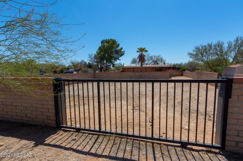 7437 Casablanca Dr, Tucson AZ 85704-1315 exterior