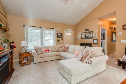 4 Nickerson Dr, Concord, NH 03303-1950