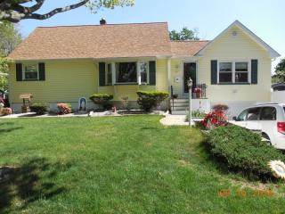 27 Delaware Ave, Metuchen, NJ 08840-2108