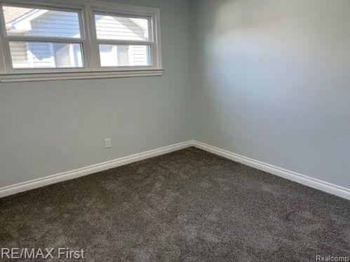 77 Tecumseh St, Clawson MI  48017-2054 exterior