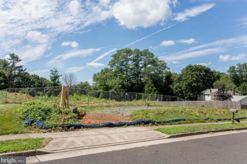 1172 Laurel Ln, Huntingdon Valley PA 19006-3216 exterior