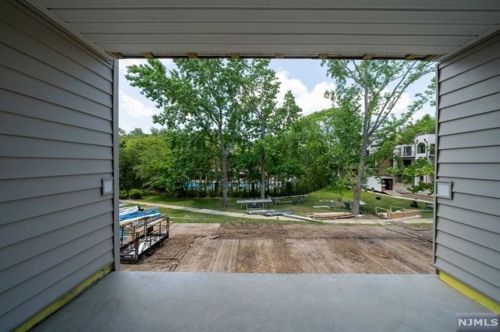 9 Lawrence Ct, Teaneck NJ 07666-6489 exterior