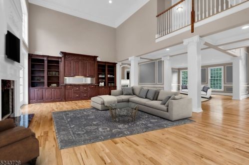 2 Caruso Ct, Bridgewater NJ 08807-2149 exterior