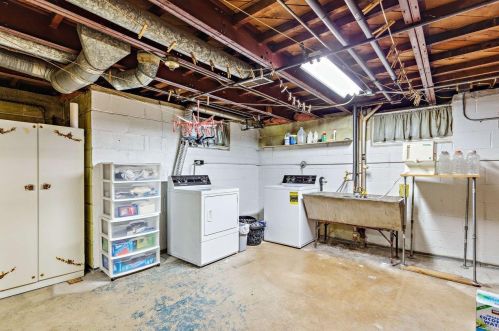 209 Honey Crk Dr, Milwaukee WI 53221-4062 exterior