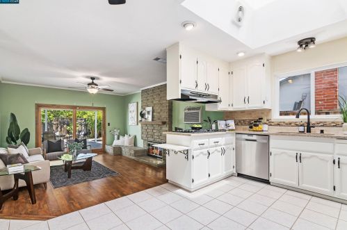 1519 Heartwood Dr, Concord CA 94521-1939 exterior