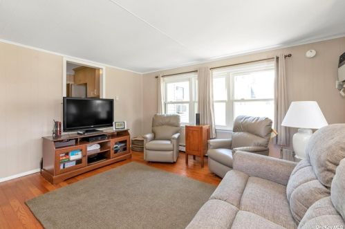 93 Fenimore St, Valley Stream NY 11580-3408 exterior