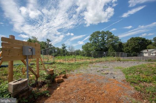 1172 Laurel Ln, Huntingdon Valley PA 19006-3216 exterior