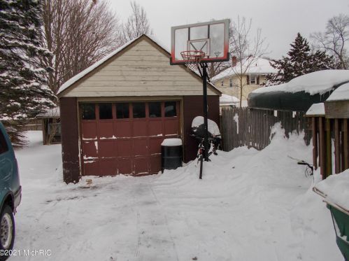 805 Main St, Three Rivers, MI 49093-2332