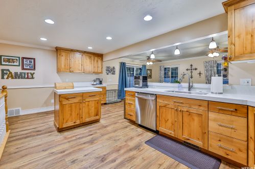 1768 Abbedale Ln, Sandy UT 84092-3723 exterior