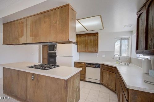 1041 Kumquat Pl, Oxnard CA 93036-1533 exterior