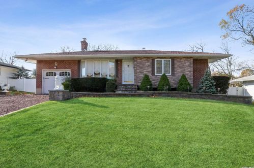 8 August Cres, Commack, NY 11725-5311