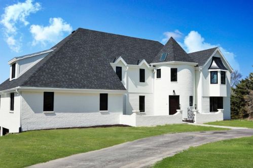 8765 Range Line Rd, Milwaukee, WI 53217-2032