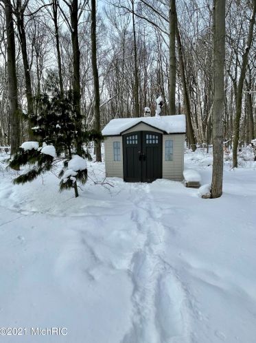 5541 Lamos Rd, Sylvan Beach MI 49461-9450 exterior