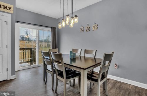 206 Overlook Dr, Hanover PA 17331-9136 exterior