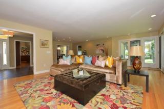 1150 Bay Point Rd, Milwaukee, WI 53217-1401