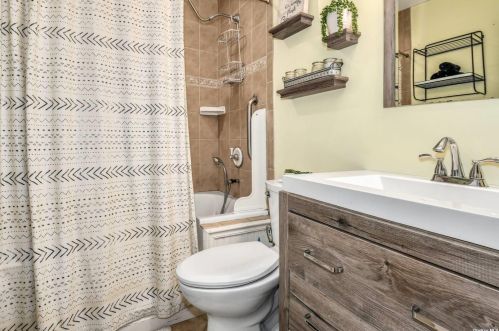 11 St, Huntington Station NY 11746-1332 exterior