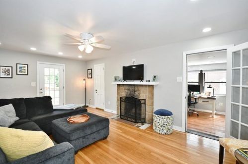 2327 Meadow Dr, Pittsburgh PA  15235-2740 exterior