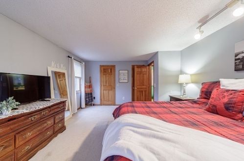 201 Winterset Dr, Springfield MA 01129-1850 exterior