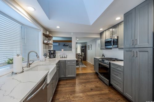 51 Fordham St, Valley Stream NY 11581-3223 exterior