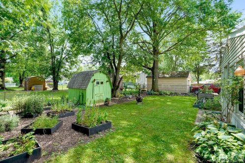 12 Pne St, Edison NJ 08817-4743 exterior