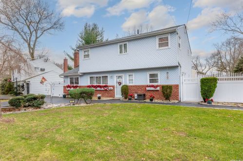 32 Court Dr, Huntington Station, NY 11746-4341