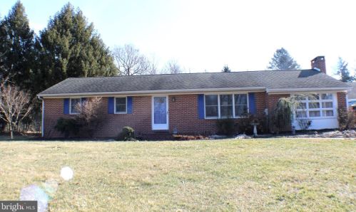 1037 Bollinger Rd, Littlestown PA 17340-9602 exterior