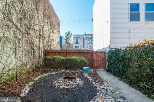 922 4 St, Philadelphia PA 19147-4104 exterior