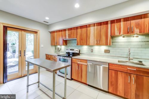 527 Wilkes St, Alexandria VA  22314-3723 exterior