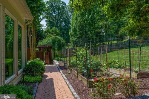 1250 Daleview Dr, Mc Lean VA 22102-1538 exterior